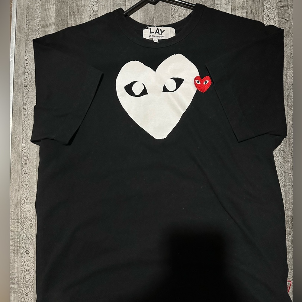 Comme Des Garçons Play XL Men’s shirt 9.5/10 condition. Fit like large not XL.